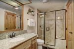 Bathroom-Evergreen 2 Bedroom-Gondola Resorts 